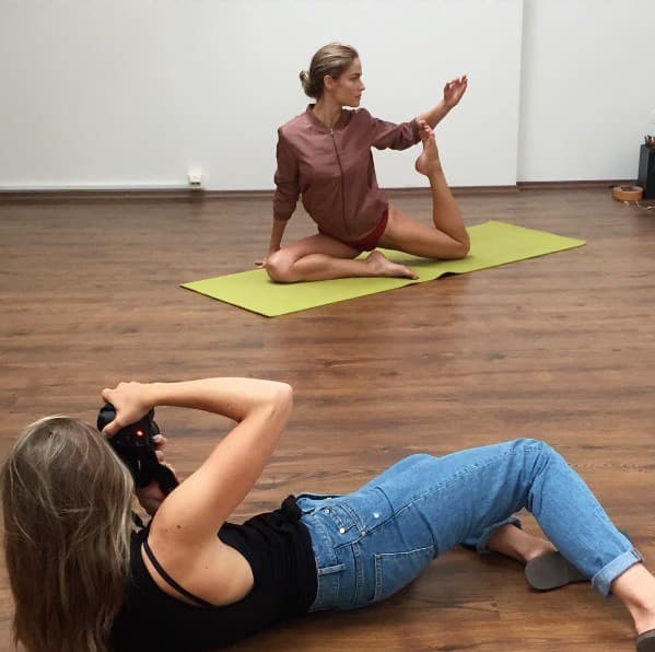 Joga sa stala jej
