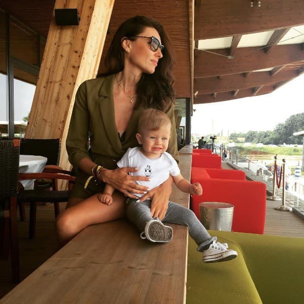 Sexi mamička pravidelne povzbudzuje