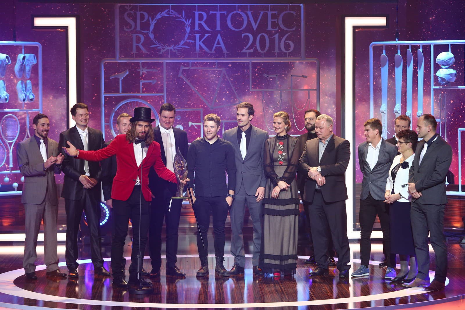 Postupne prizval na pódium