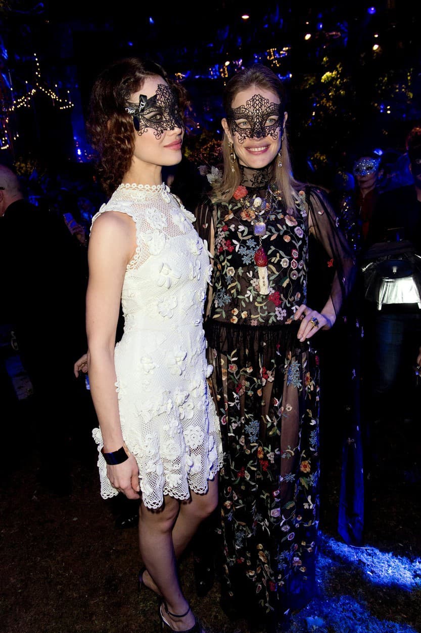 Olga Kurylenko v sprievode