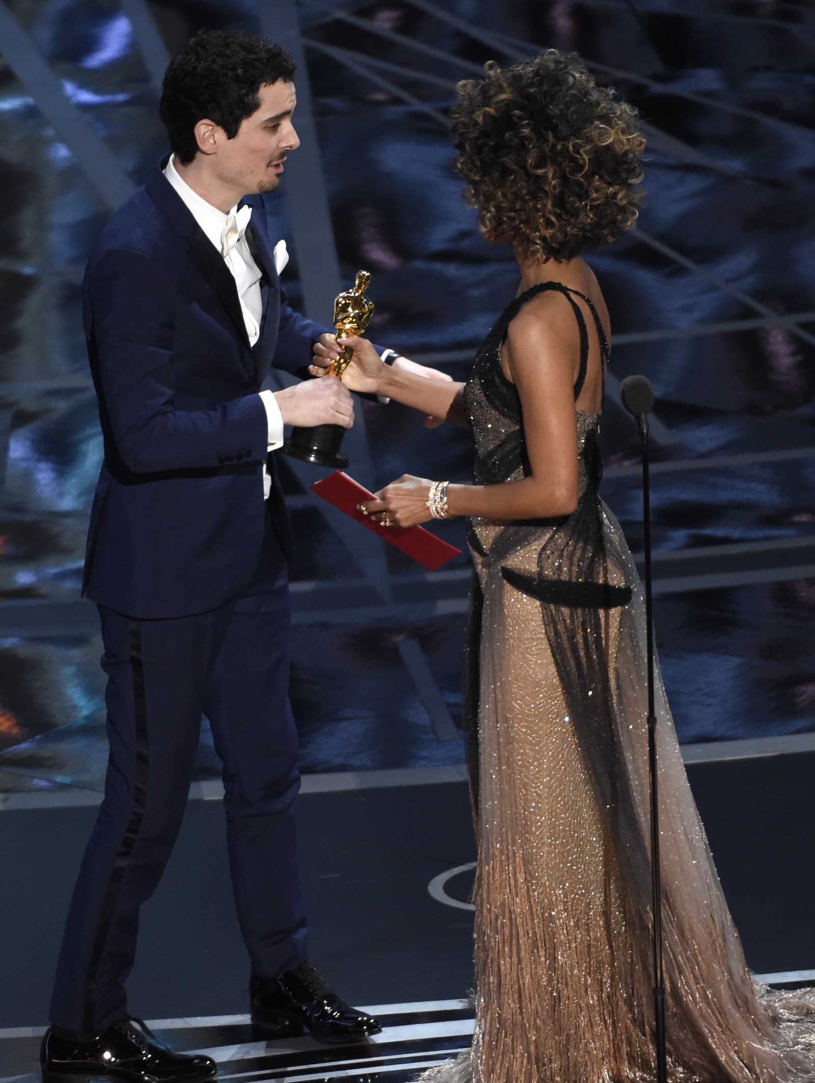 Halle Berry odovzdáva sošku