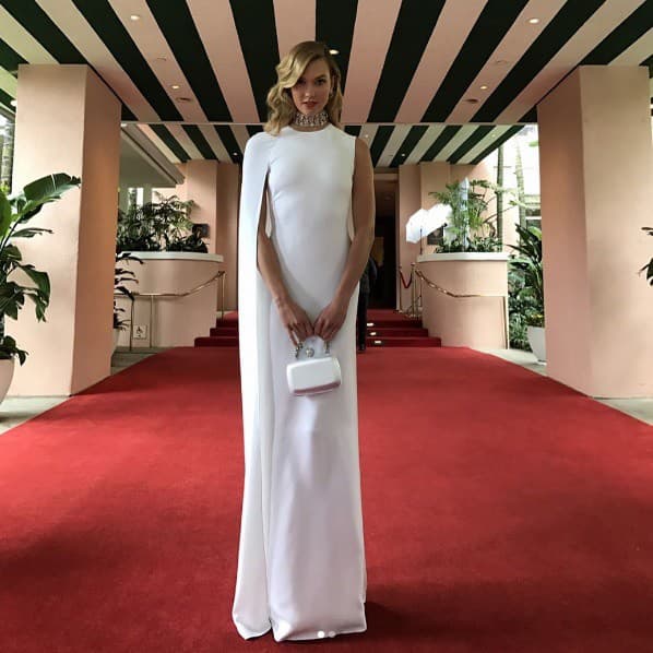 Karlie Kloss v bielej