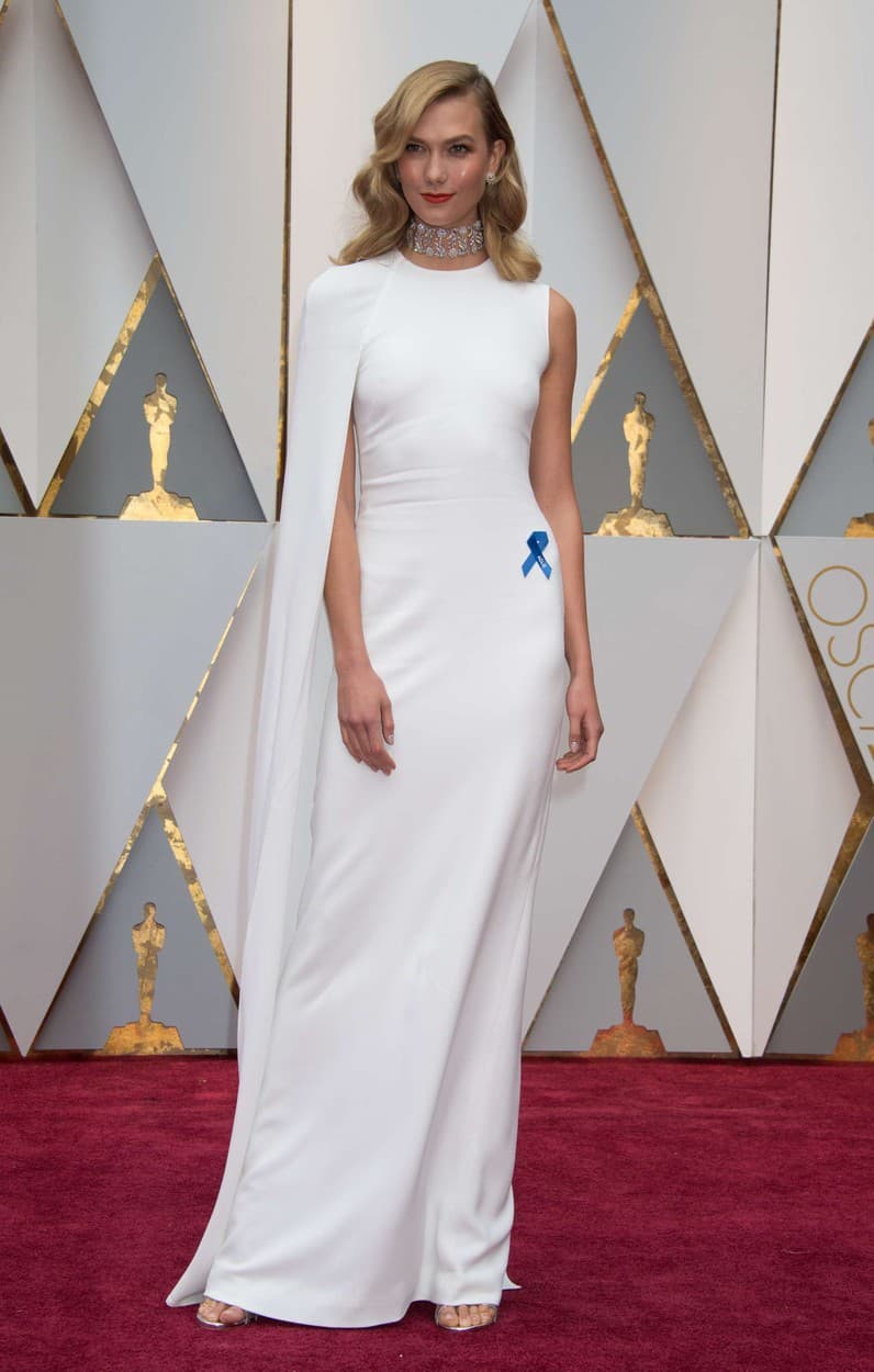 Karlie Kloss v bielej