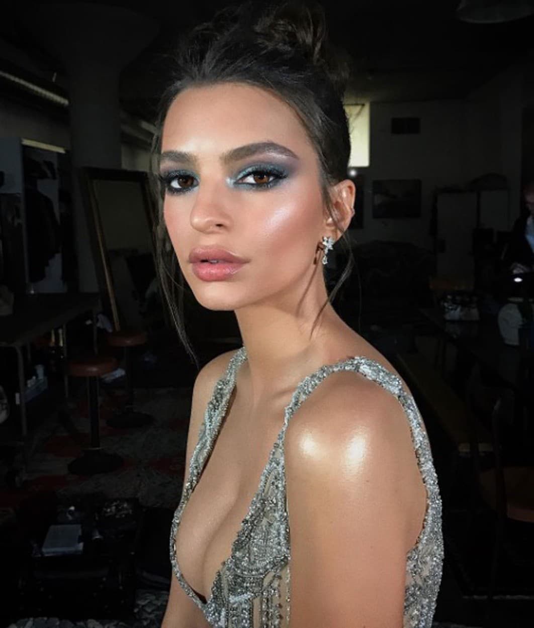 Emily Ratajkowski s modrými