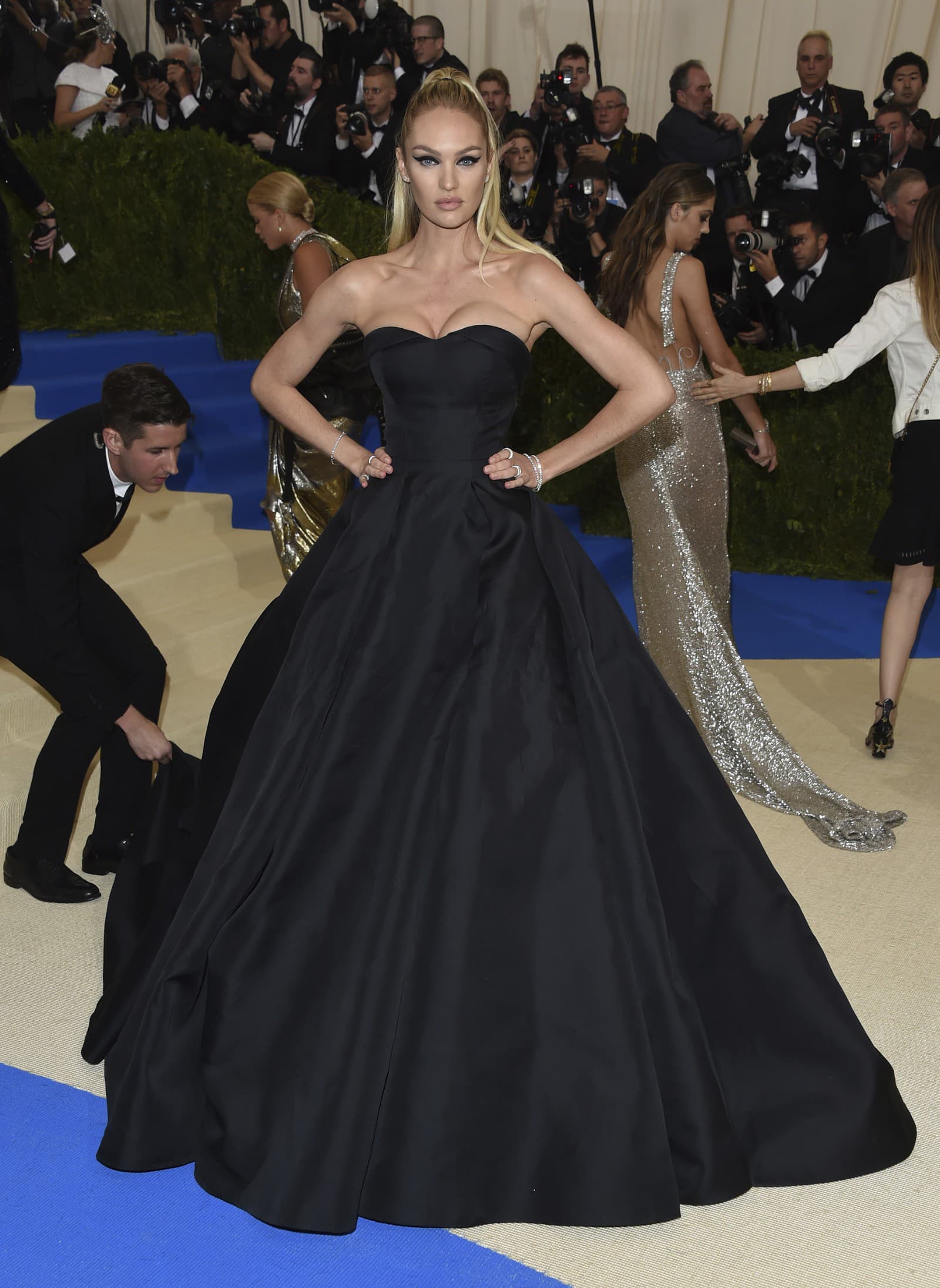 Candice Swanepoel v čiernej