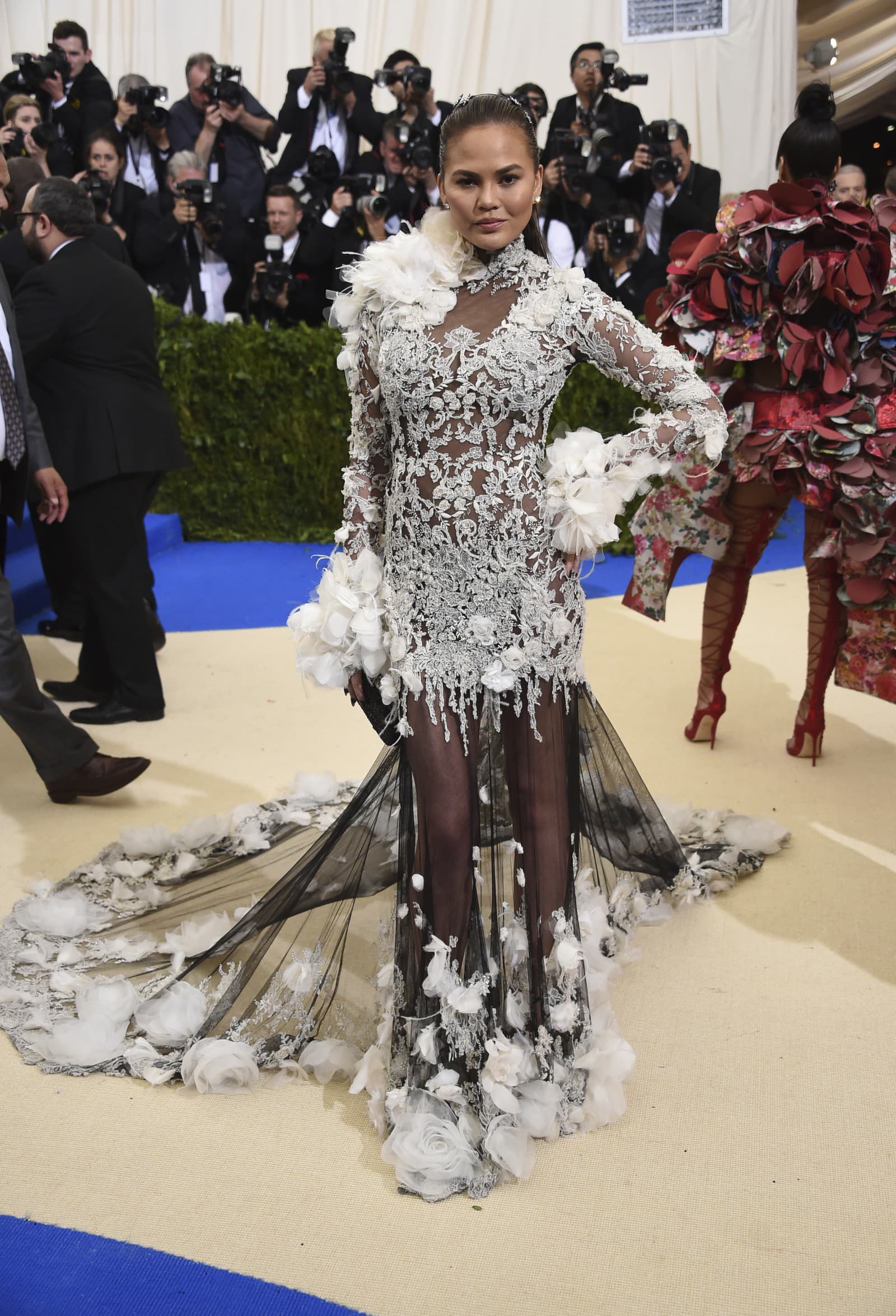 Chrissy Teigen v extravagantnom