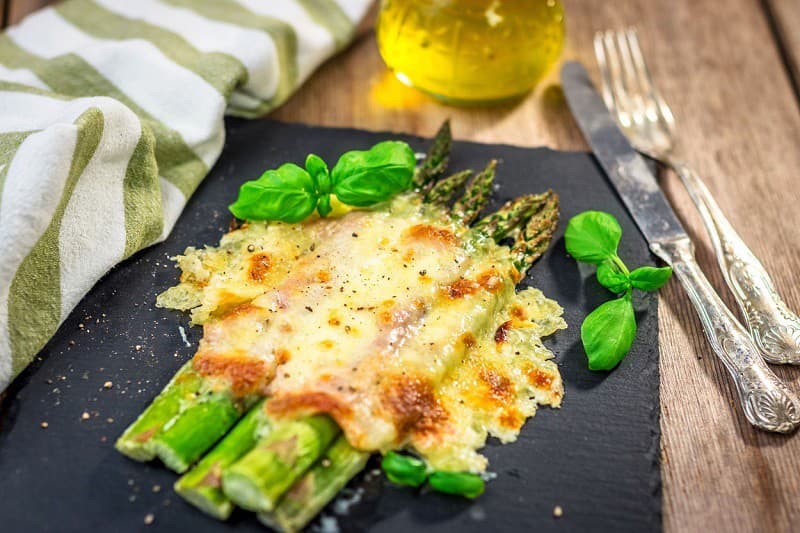 Grilovaná špargľa s mozzarellou