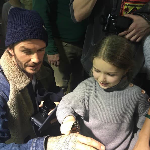 Okolo Harper Beckham je
