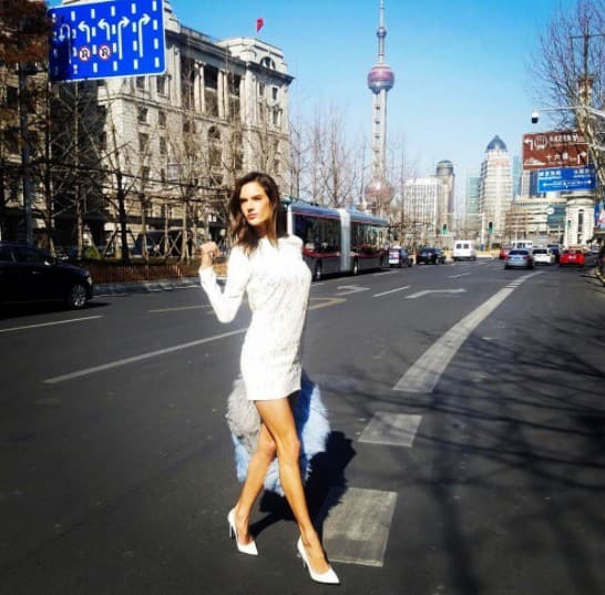 Alessandra v krátkych bielych