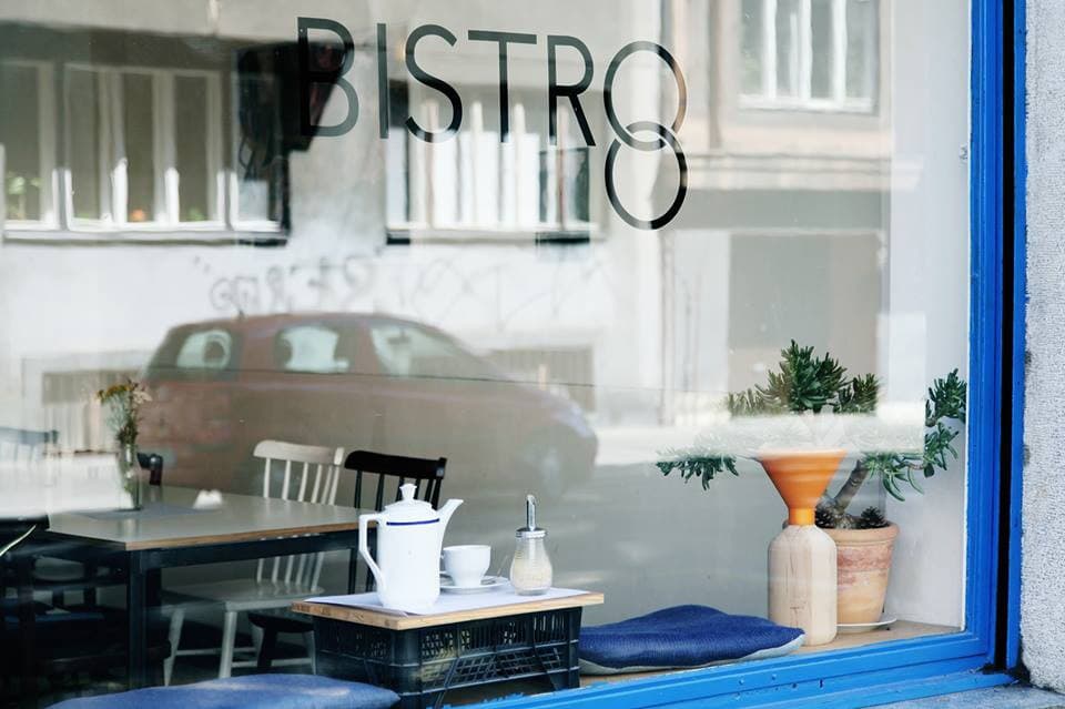 Bistro 8 je útulný