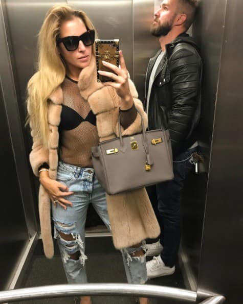 Jej sexi outfity nás