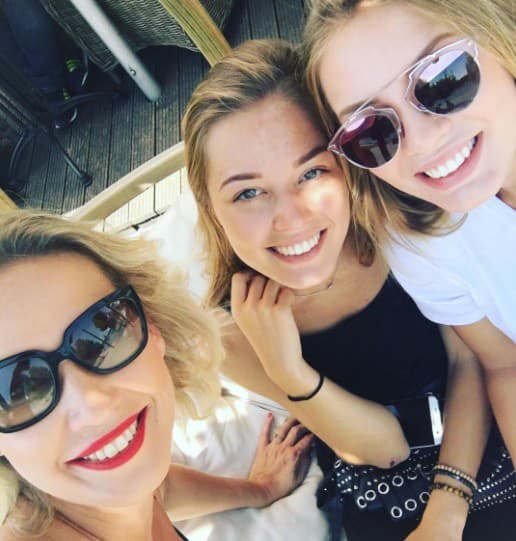 Erika so svojimi dcérami