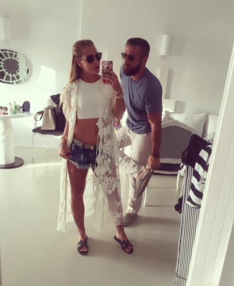 Biely croptop môžete skombinovať