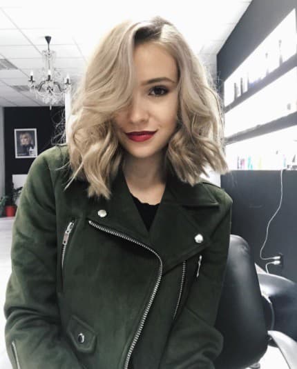 Mladá a ambiciózna youtuberka