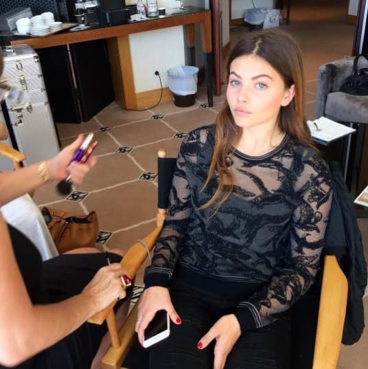 Príťažlivá brunetka patrí pod