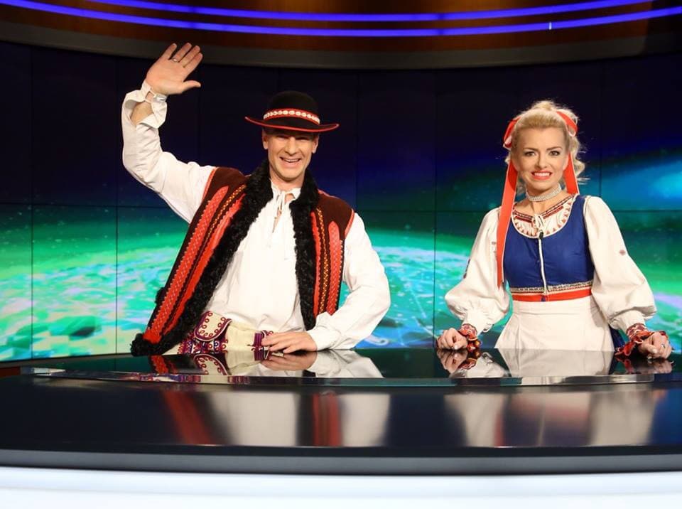 Slovenský kroj si obliekla