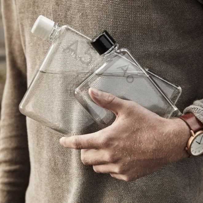 Štýlová transparentná fľaša určená