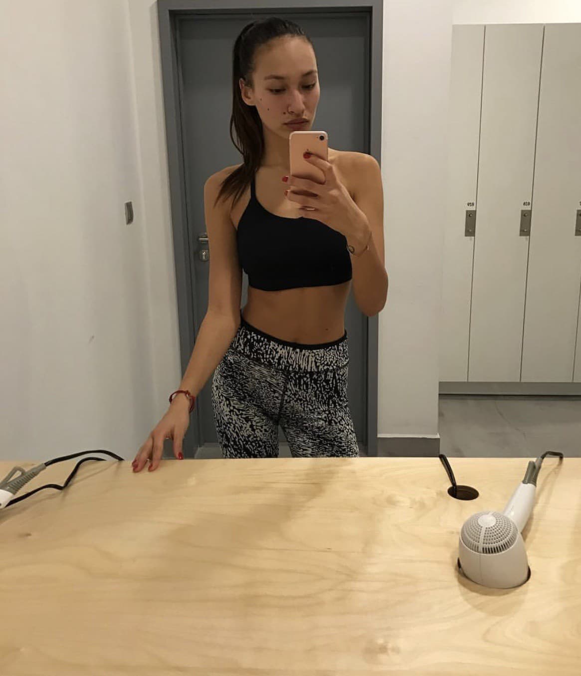 Dominika nič nenecháva na