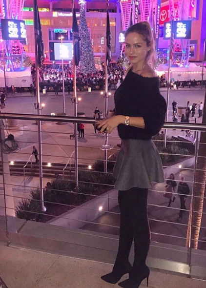 Svetrík a sukňa sú