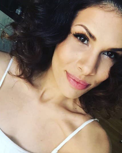 Speváčka Veronika Strapková stavila