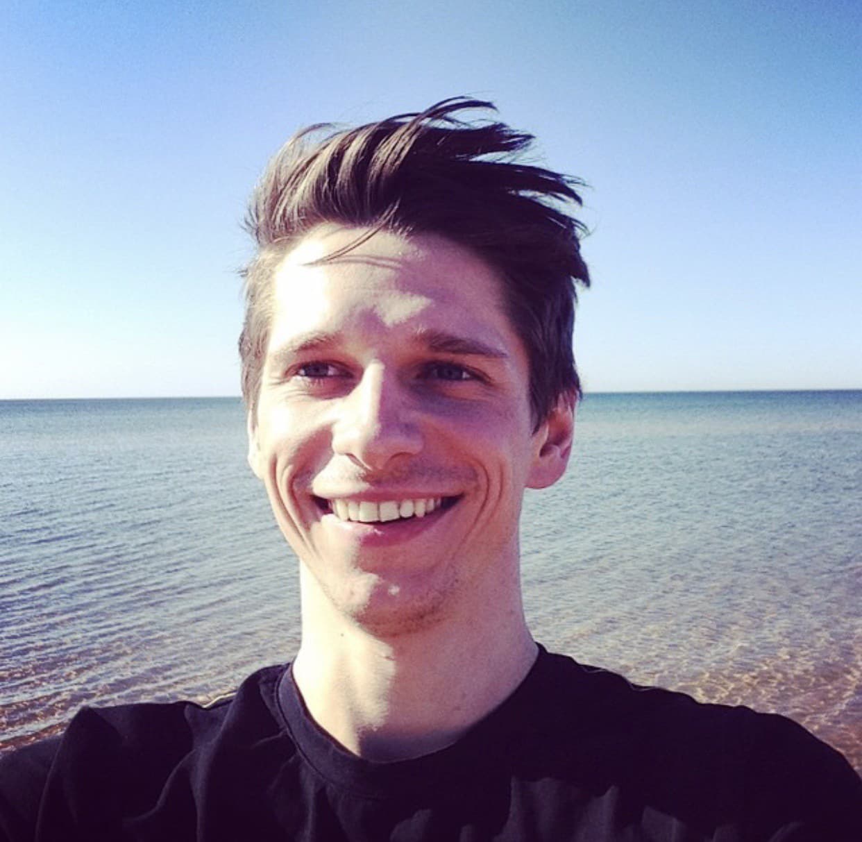 27 ročný biatlonista ide