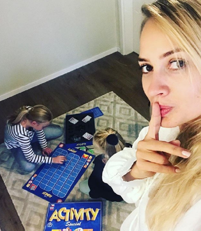 Moderátorka Barbora Rakovská vie,