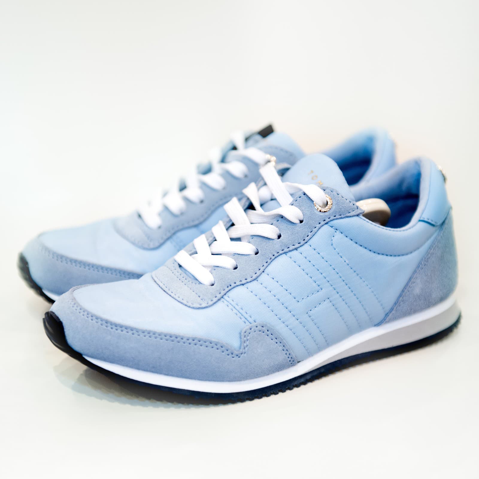 S baby blue teniskami