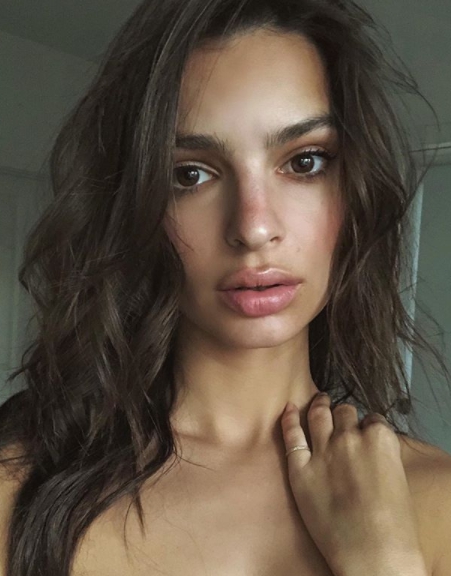 Krásna Emily Ratajkowski je