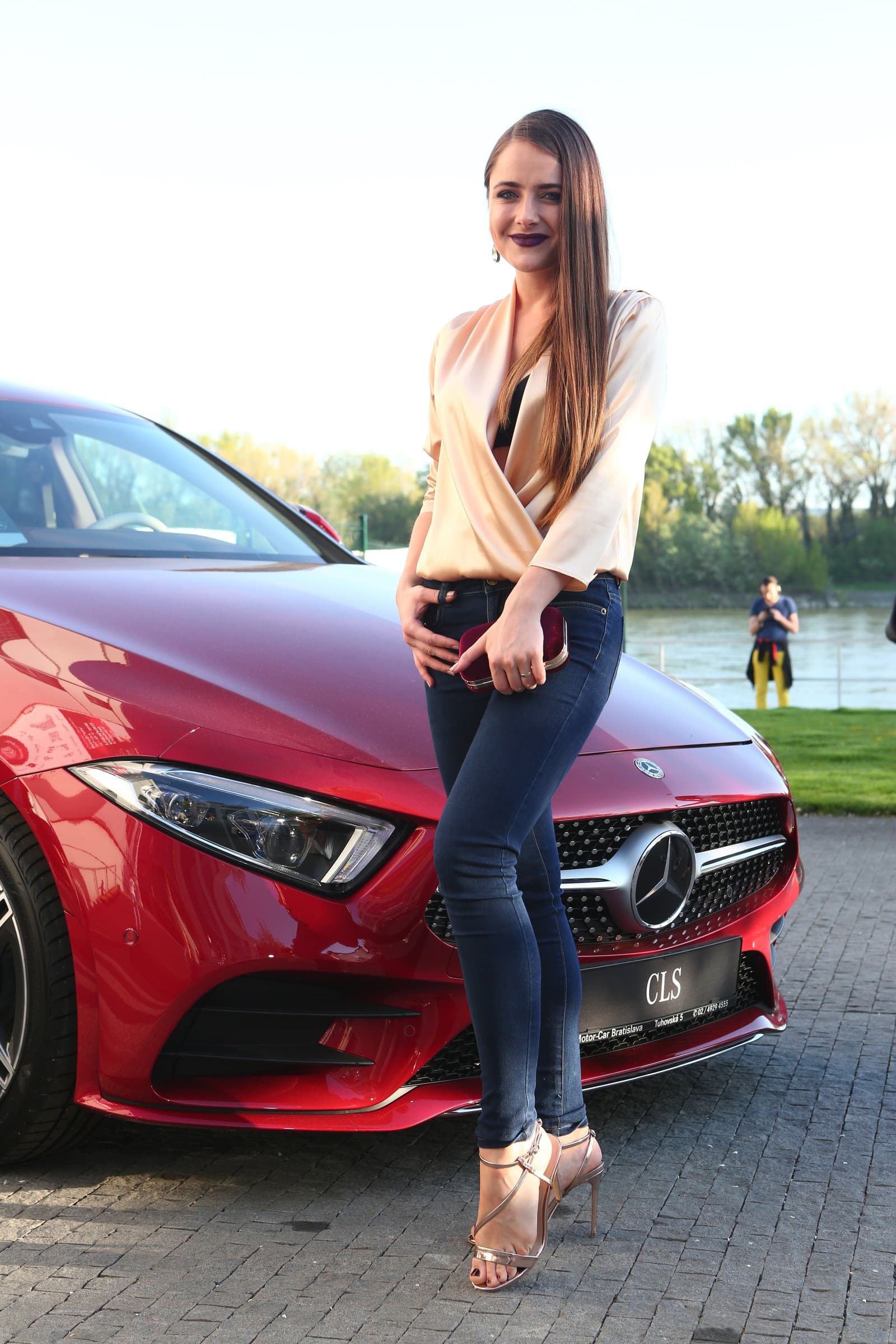 Speváčka Natália Hatalová jednoduchý