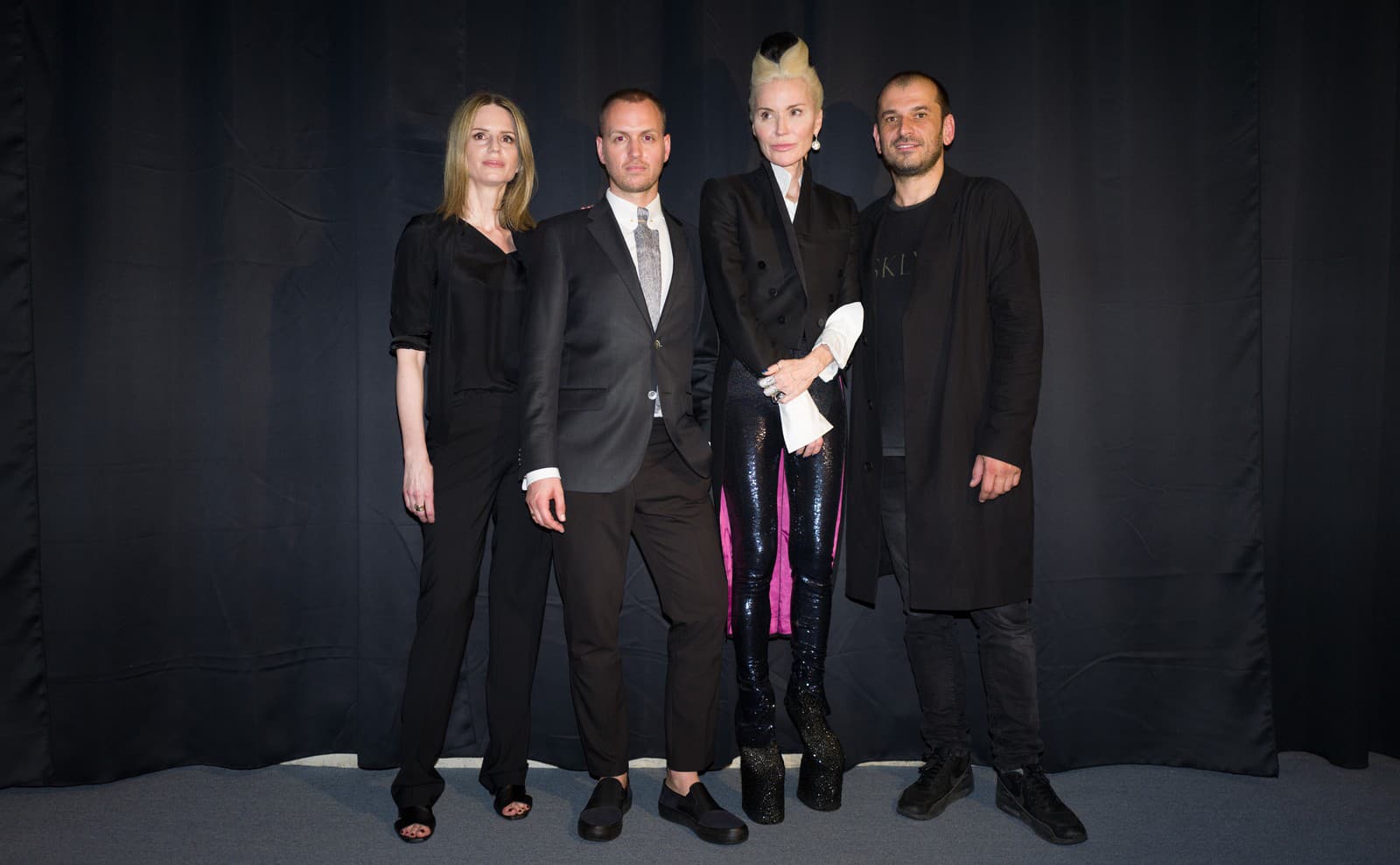 Vernisáž si nenechala ujsť ani módna štylistka Zuzana Kanisová, ktorá je na fotografii s producentom Miloshom Harajdom, ikonou Daphne Guinness a producentom Jozefom Pavleye