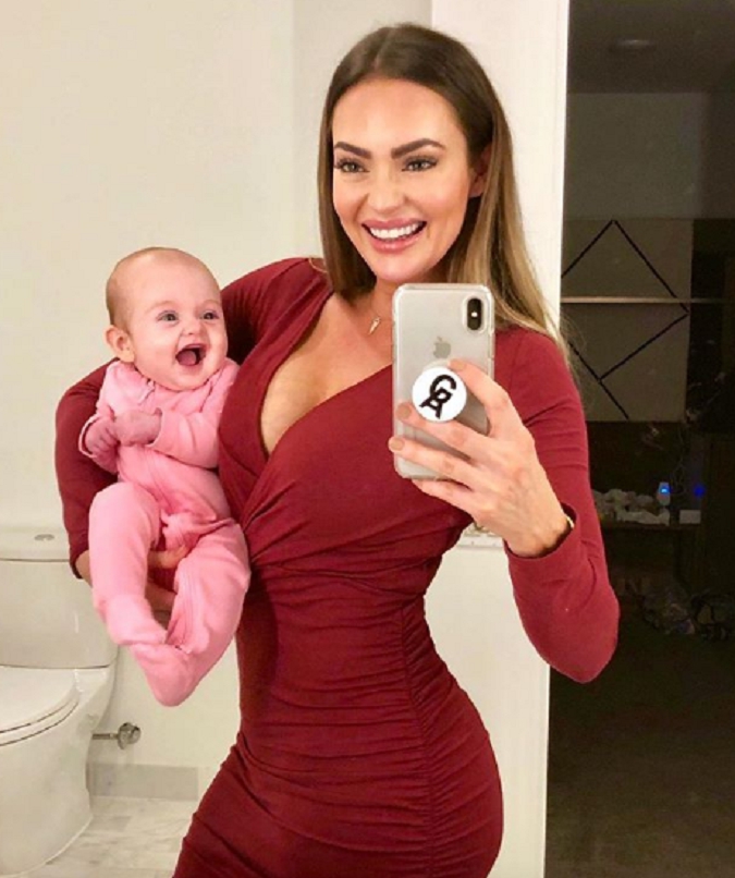 Mladá mamička Emily Skye