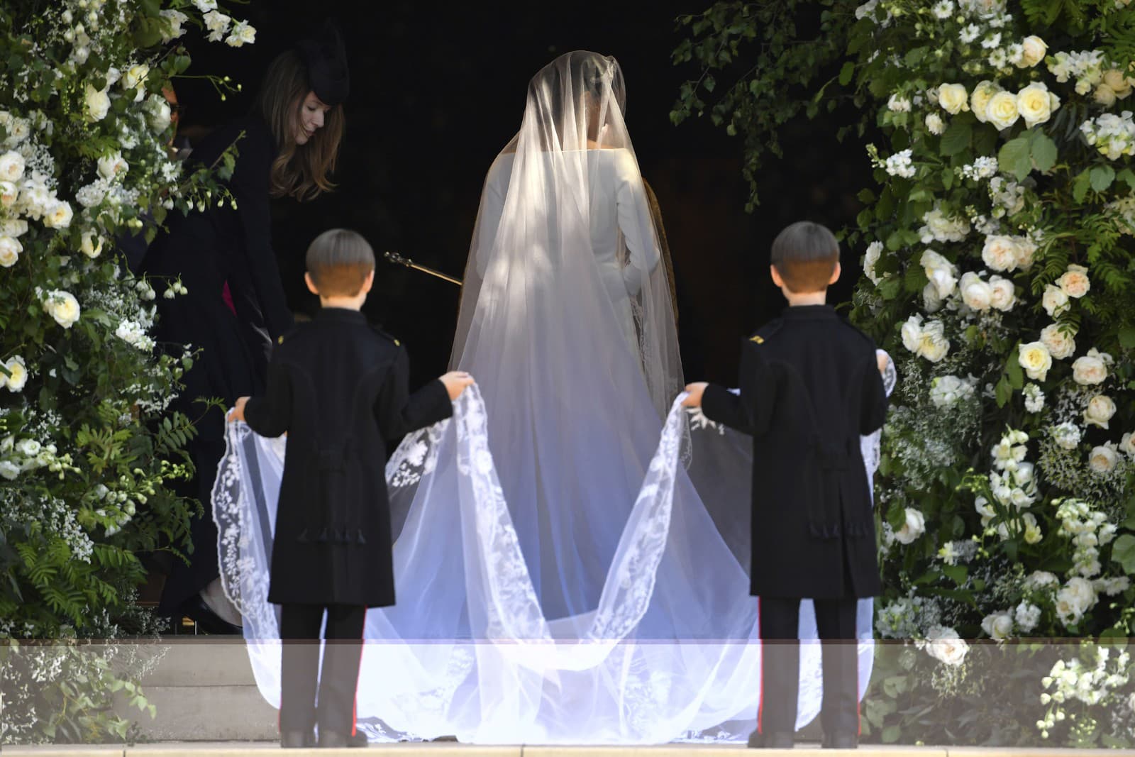 Vlečku Meghan zdobili kvety,