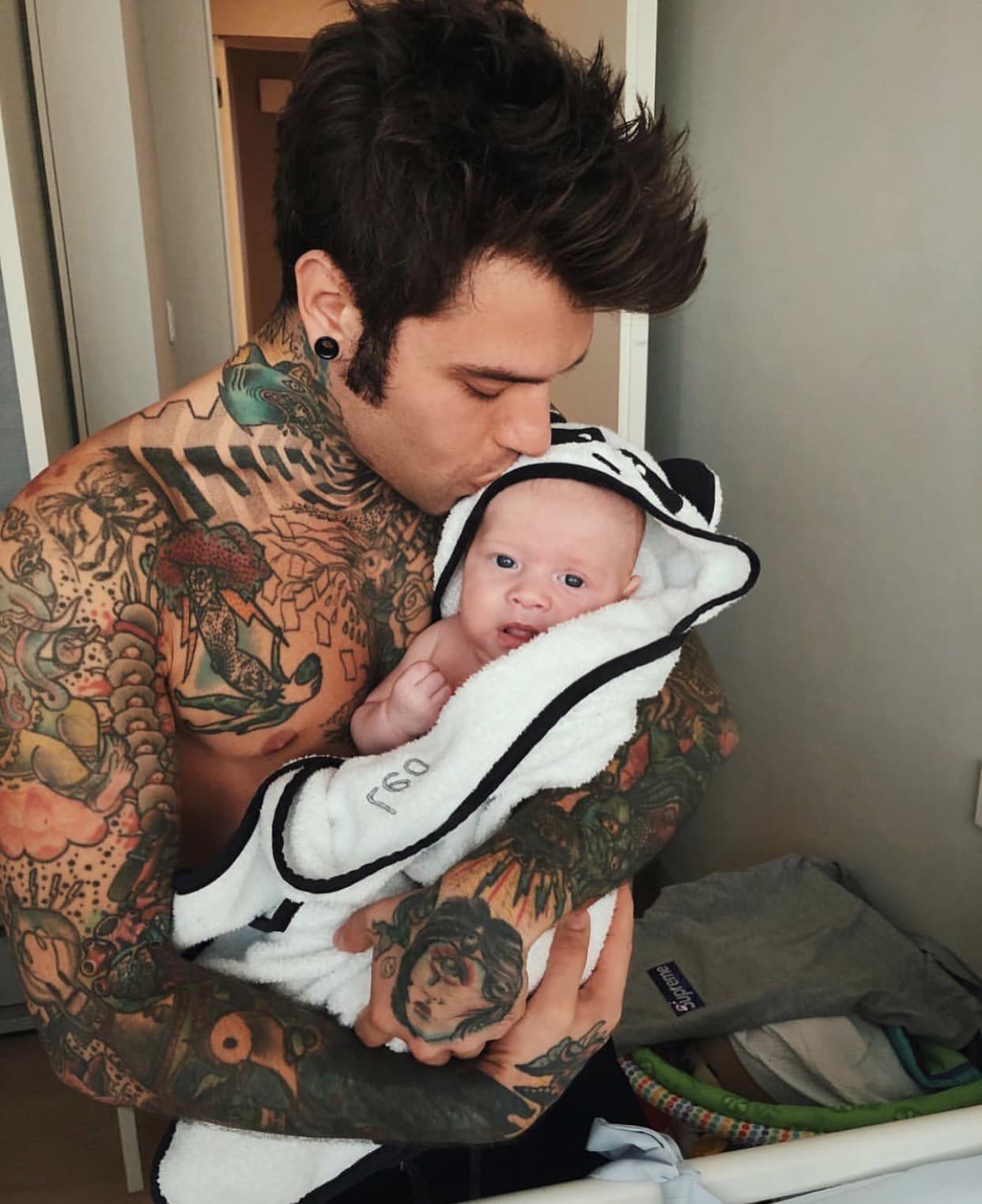 Známy spevák Fedez, mal