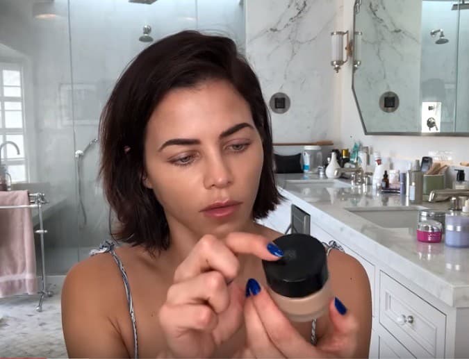 Krásna Jenna  používa