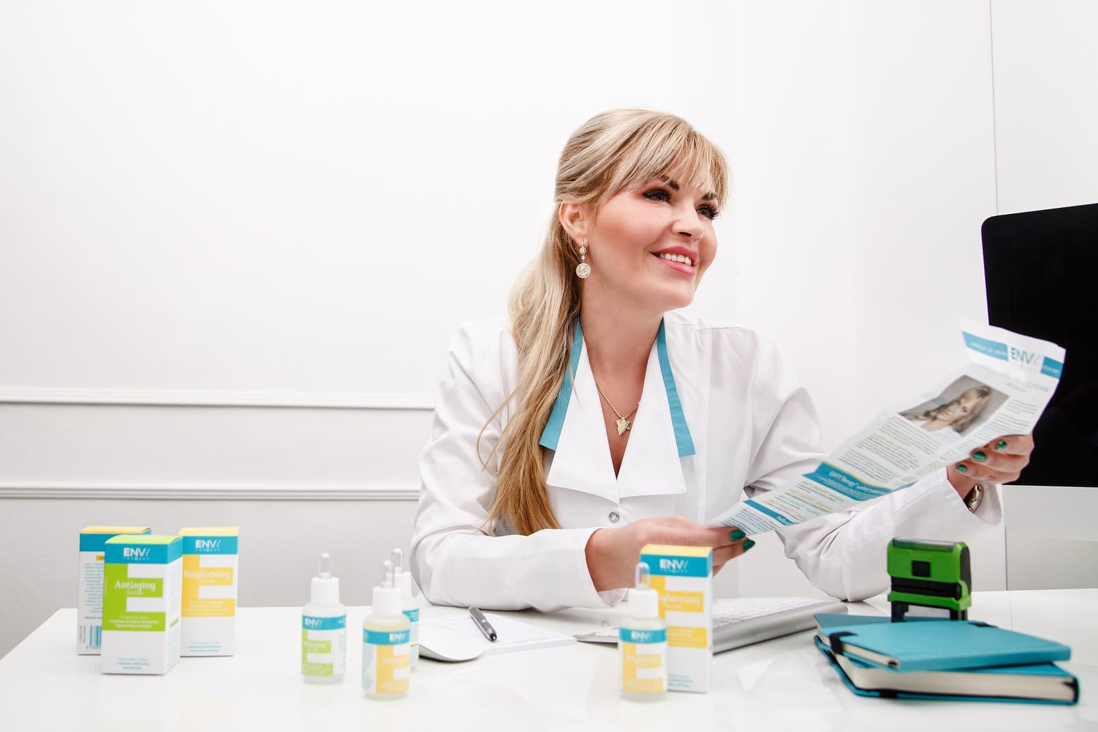 MUDr. Zuzana Kožuchová: “Kvalitné hydratačné produkty dodávajú pleti potrebné živiny a zaručia udržanie správnej lipidovej bariéry bez pocitu mastnej pokožky.”