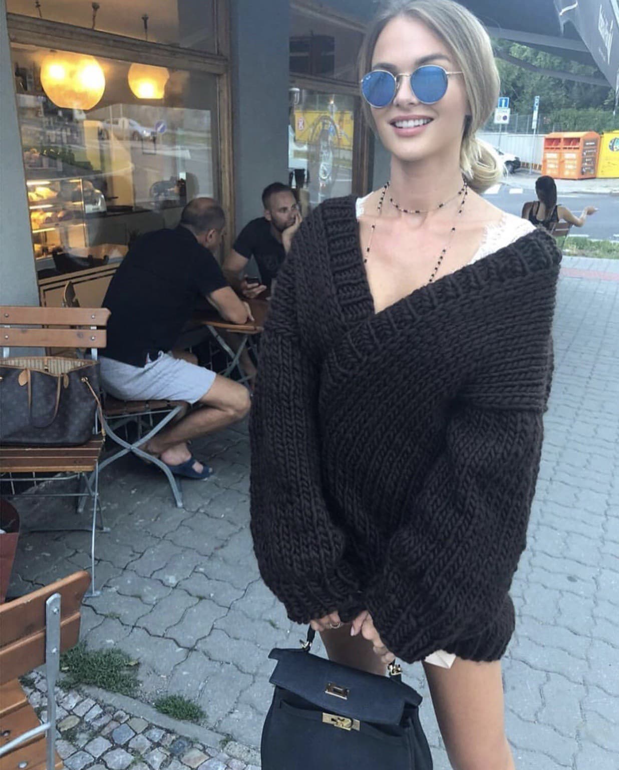 Krásna modelka vie, že