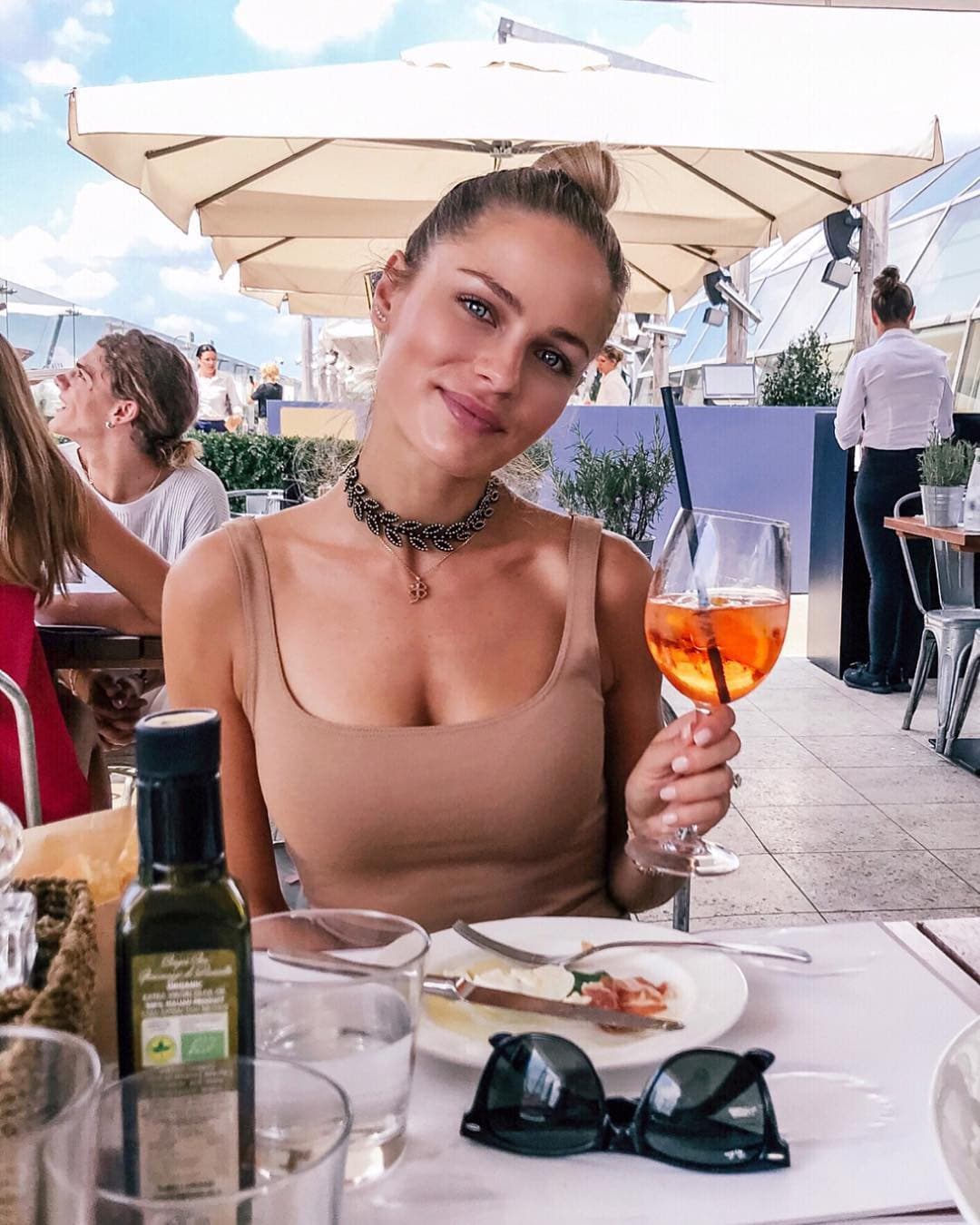 K večery si Ivana