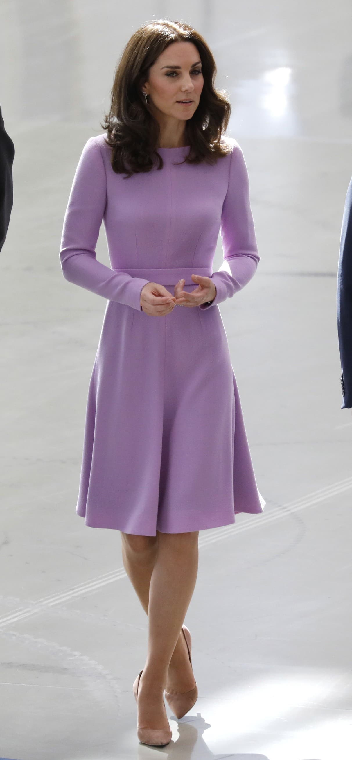 Kate si udržuje sukňu