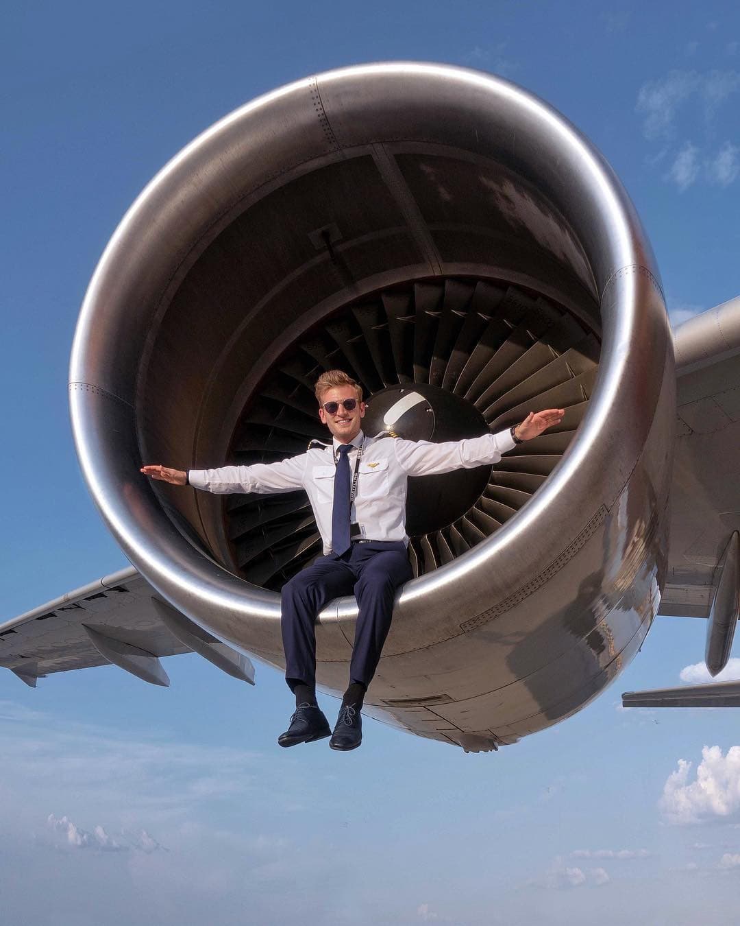 Pilot Patrick ukazuje lietadlá