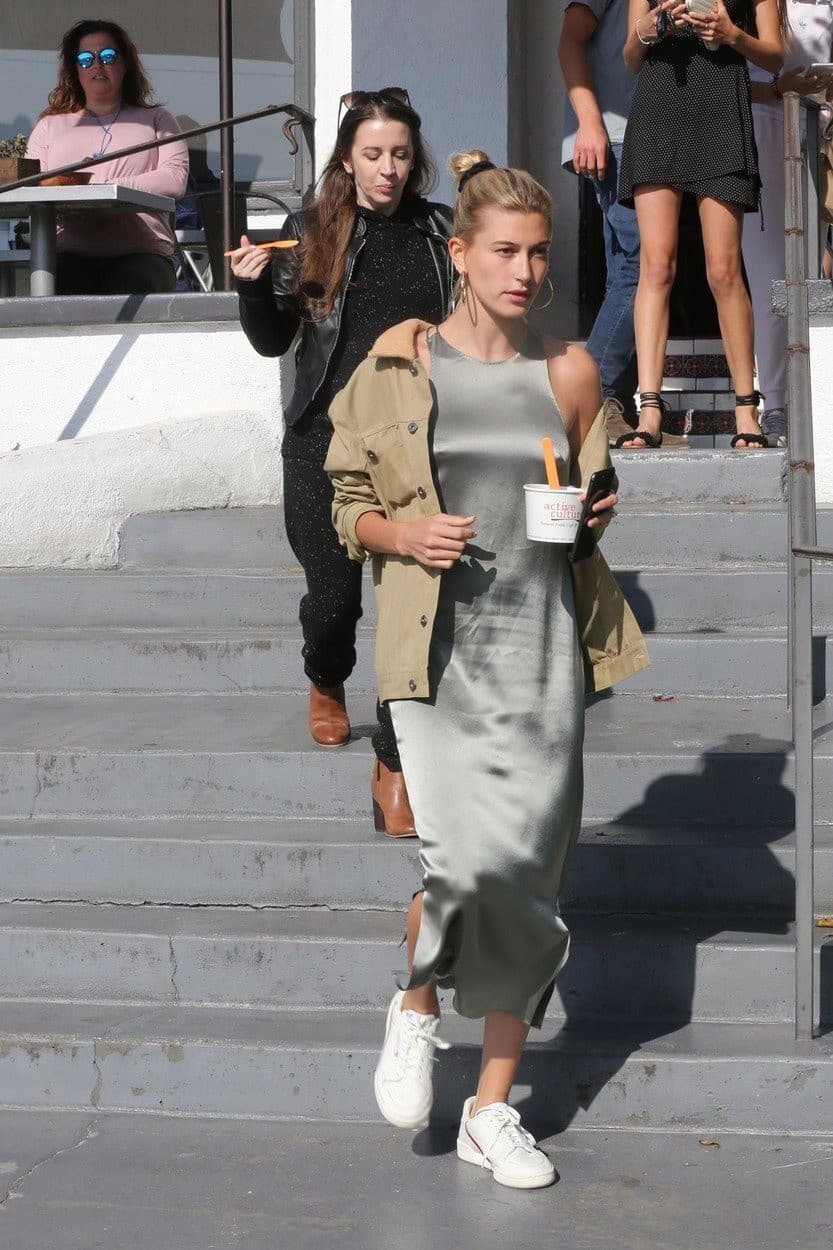 Hailey Baldwin skombinovala hneď