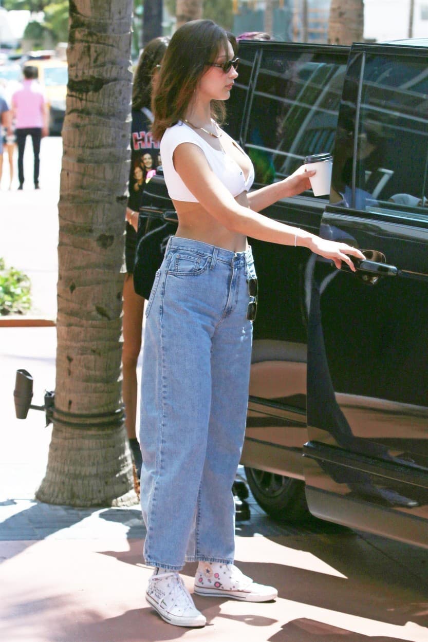 Mom jeans sú návratom