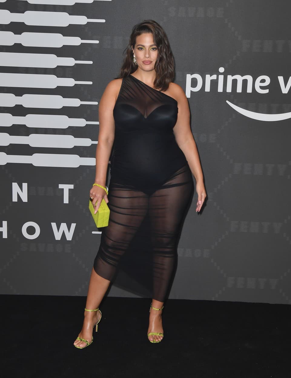 Tehotná plus size modelka