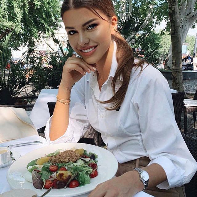 Karolína si stráži aj