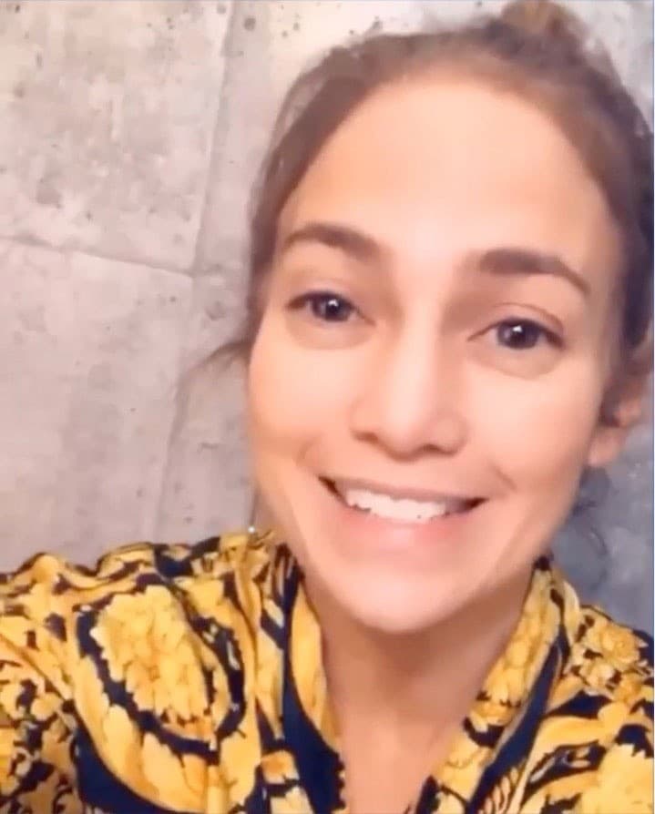 Bez make-upu pôsobí Jennifer
