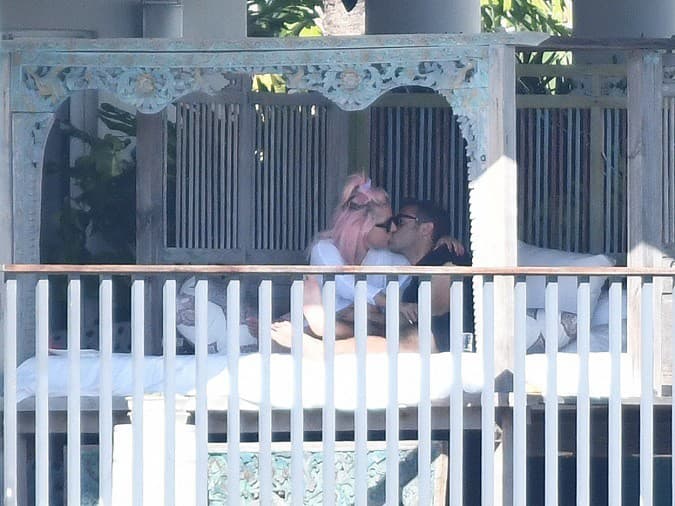 Dychtiví paparazzi zamilovanú dvojicu