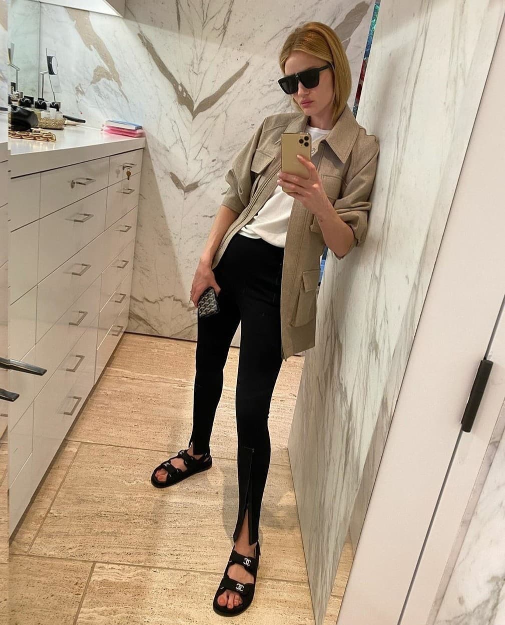 Normcore. Dvojradové sandále na