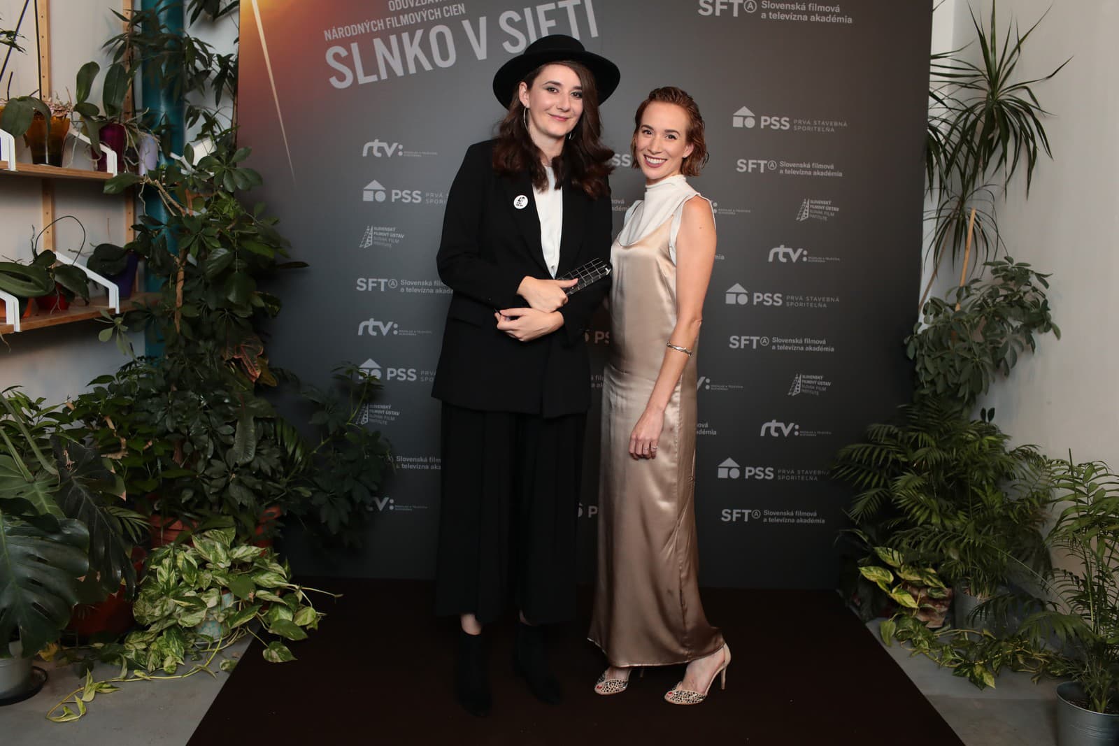 Herečka Zuzana Konečná (vľavo)
