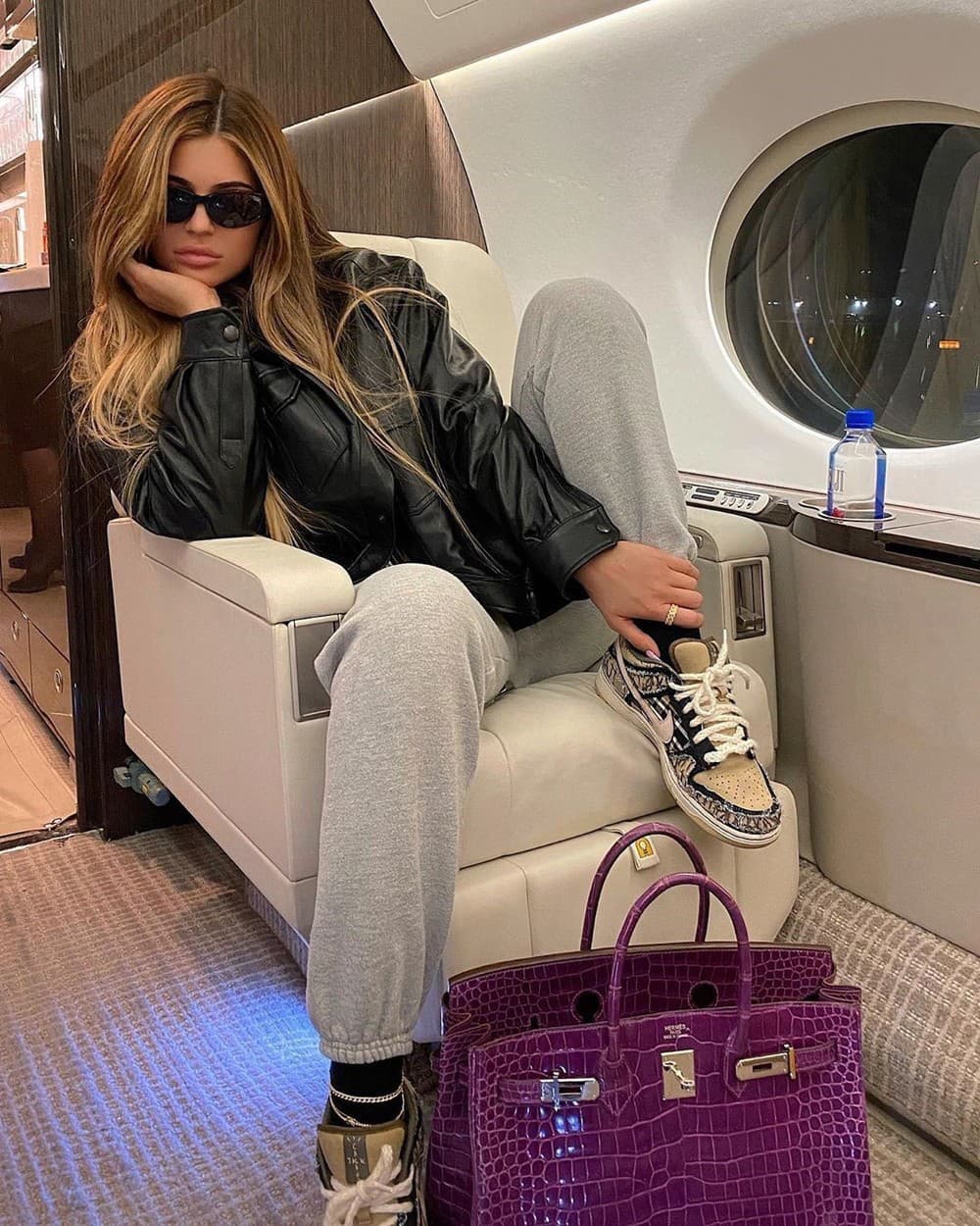Kylie sa rada obklopuje