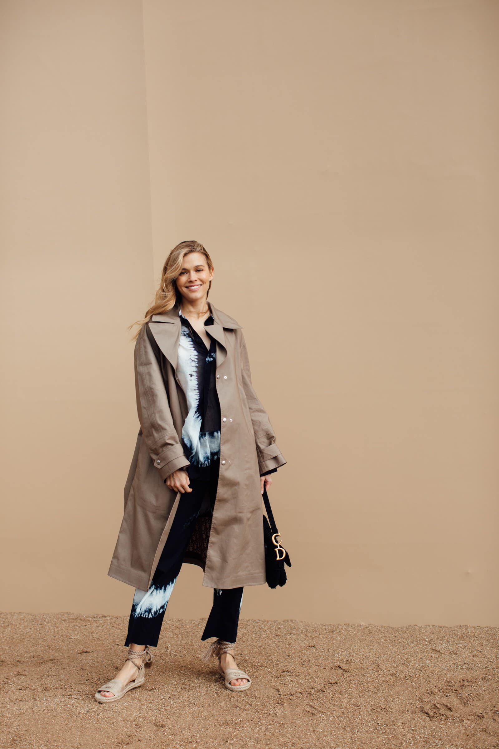 Sandálky a trench coat