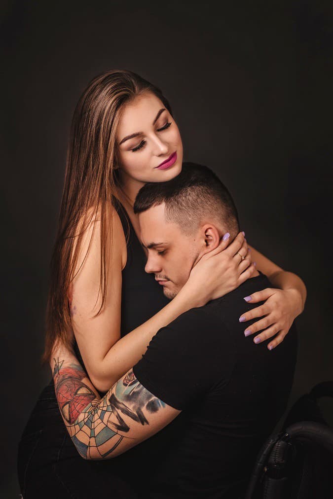 Mladá, krásna, šťastne zadaná